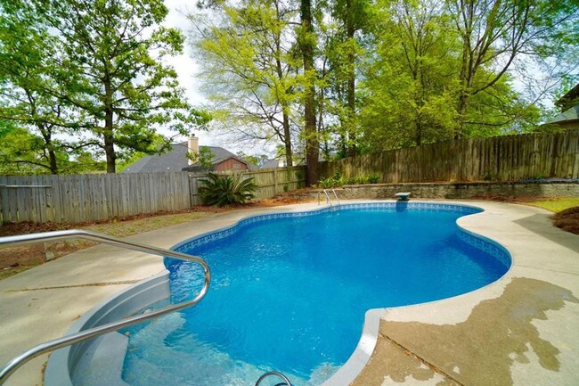 Building Photo - 5 bedroom, 3.5 bathroom home with pool in ...