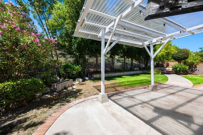 Building Photo - Beautiful Updated Corner Lot 3 Bed 3 Bath ...