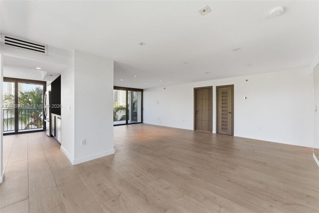Building Photo - 801 N Venetian Dr