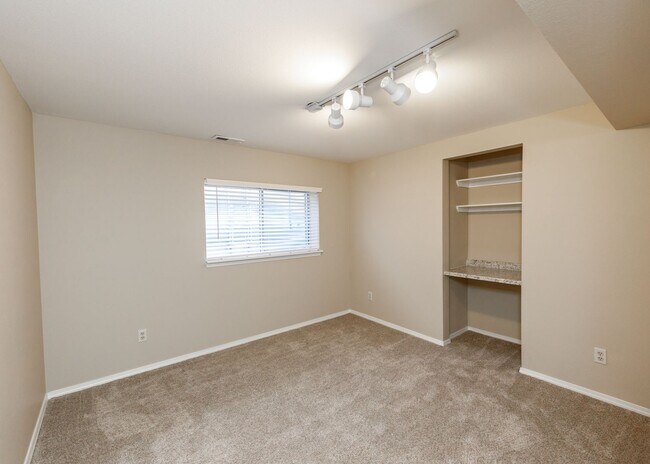 Building Photo - Stunning 5 Bedroom, 3.5 Bath Remodeled Hom...