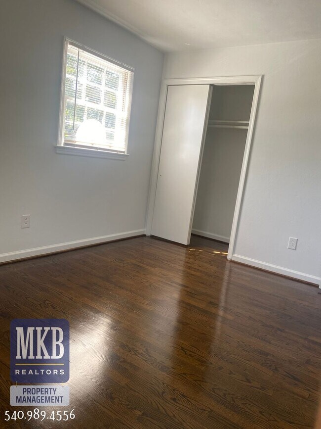 Building Photo - 4 Bedrooms, 2.5 Baths, Split Foyer, Locate...