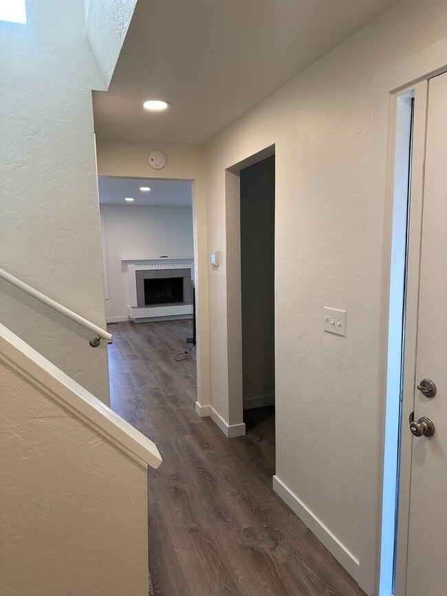 Building Photo - Beautifully updated 3 bedroom 1.5 bath dup...