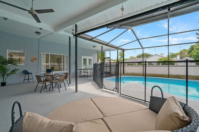 Building Photo - Chic Stylish Pool House newly renovated