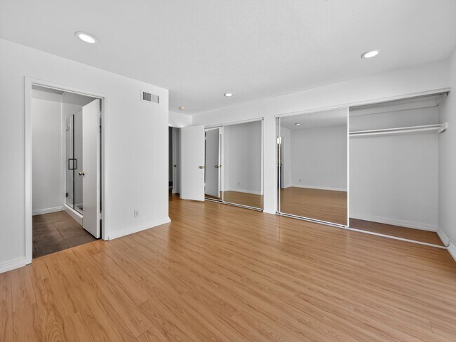 Building Photo - Remodeled, Single-Level, End-Unit Condo in Irvine