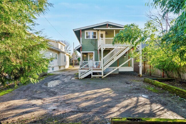 Building Photo - Charming, vintage 2-bdrm/1-bath upper in Richmond neighborhood. W/D, storage, off-street parking