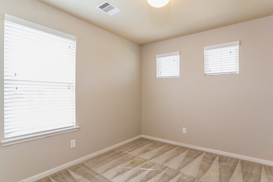 Building Photo - 23630 Maple View Dr