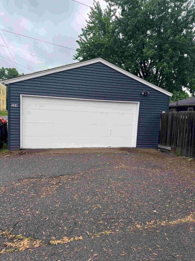 Building Photo - 3 Bedroom / 1 Bathroom Private Fenced Yard...