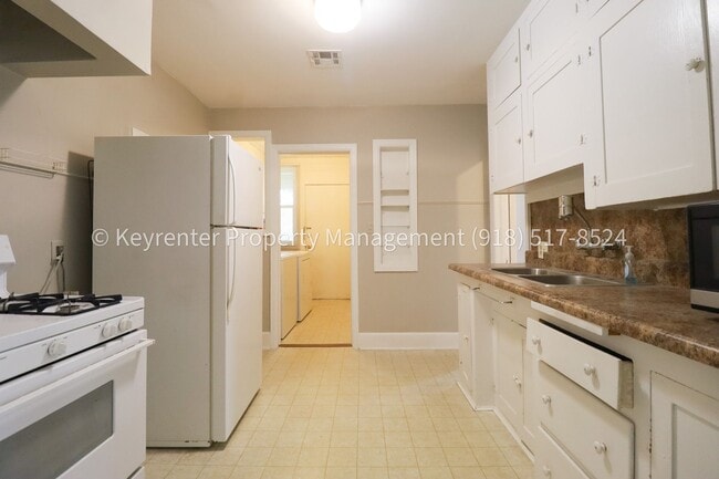 Building Photo - Beautifully Redone 1 Bedroom Duplex! Available for Immediate Move in!