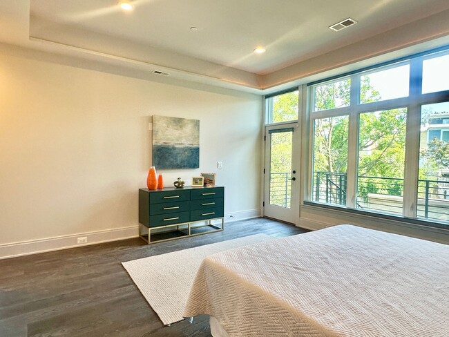 Building Photo - 2 Bedroom 2.5 Bathroom Penthouse with Park...