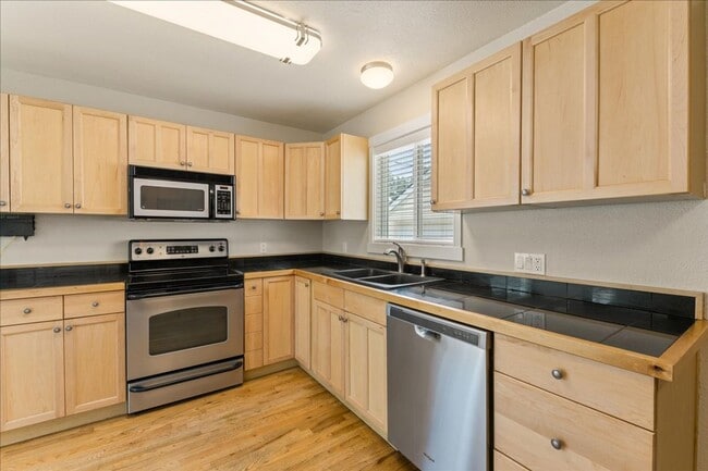 Building Photo - Remodeled 5 Bedroom Home Close to Boise St...