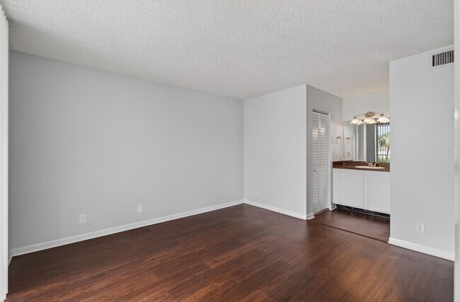 Building Photo - 708 Executive Center Dr