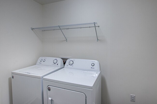 Building Photo - 3BD/2.5 Bath Townhome in Midland Wyntree Community- AVAILABLE NOW