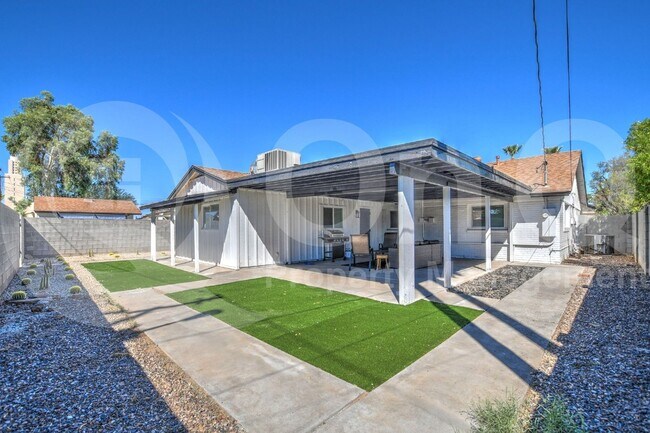 Building Photo - 1725 W Mitchell Dr