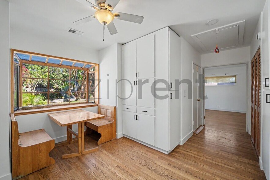 Building Photo - Unit