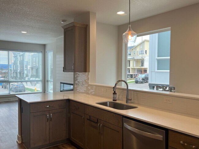 Building Photo - Start Lease by 8/15 to Receive REMAINDER o...