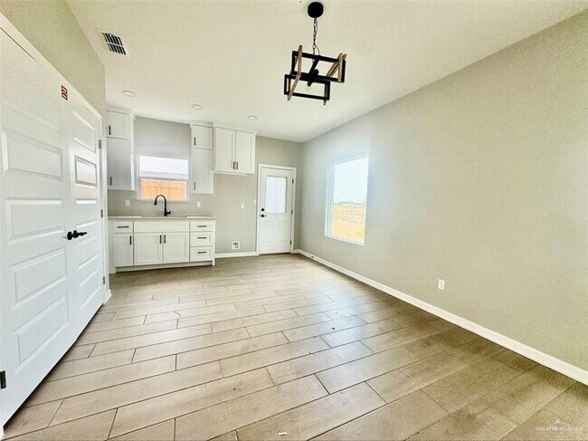 Building Photo - 11 E 13th St