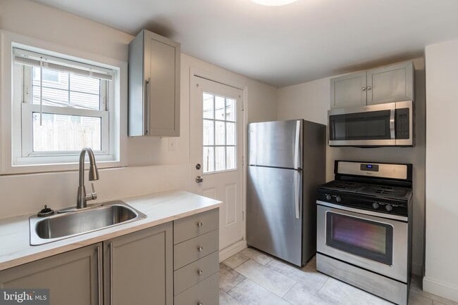 Building Photo - 1406 S Bouvier St