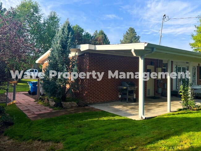 Building Photo - Newly Renovated Basement Suite with High-E...