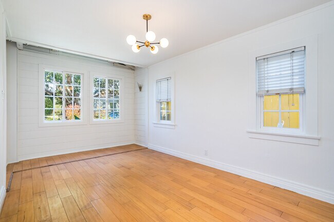 Building Photo - 700 Angelus Pl