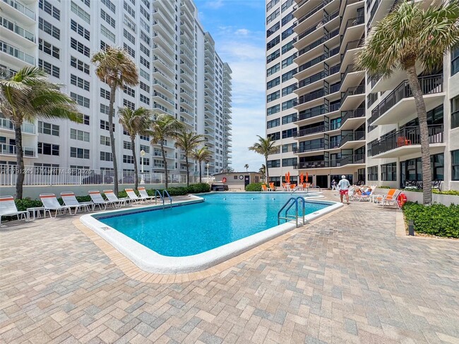 Building Photo - 3800 Galt Ocean Dr