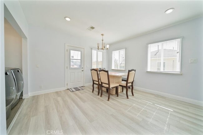 Building Photo - 204 Elm St
