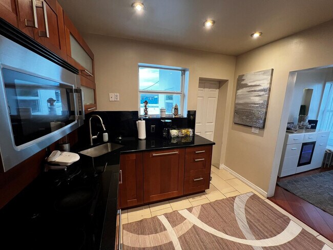 Building Photo - 904 NE 20th Ave