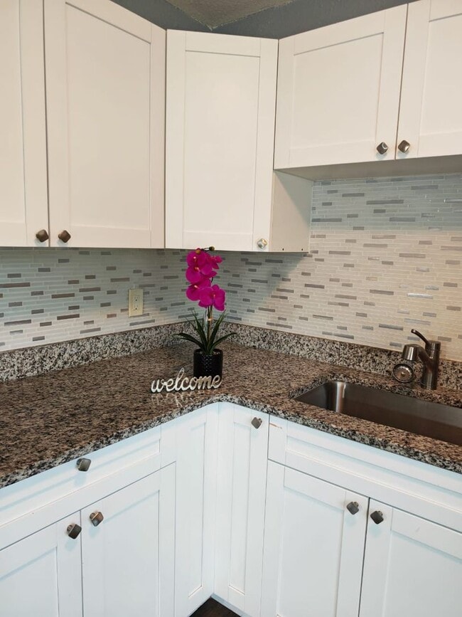 Building Photo - Charming 2-Bedroom Duplex Near Fossil Park...