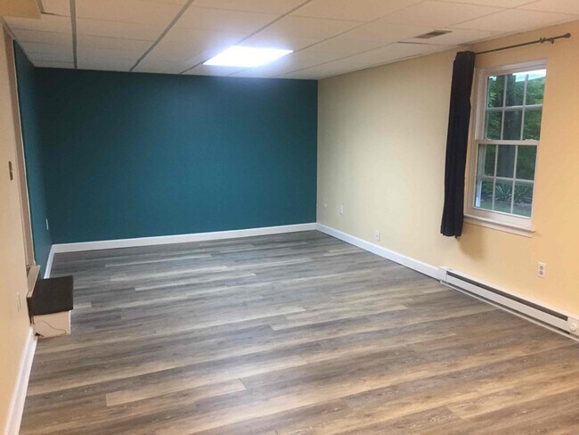 Building Photo - 3 E Ridge Mews