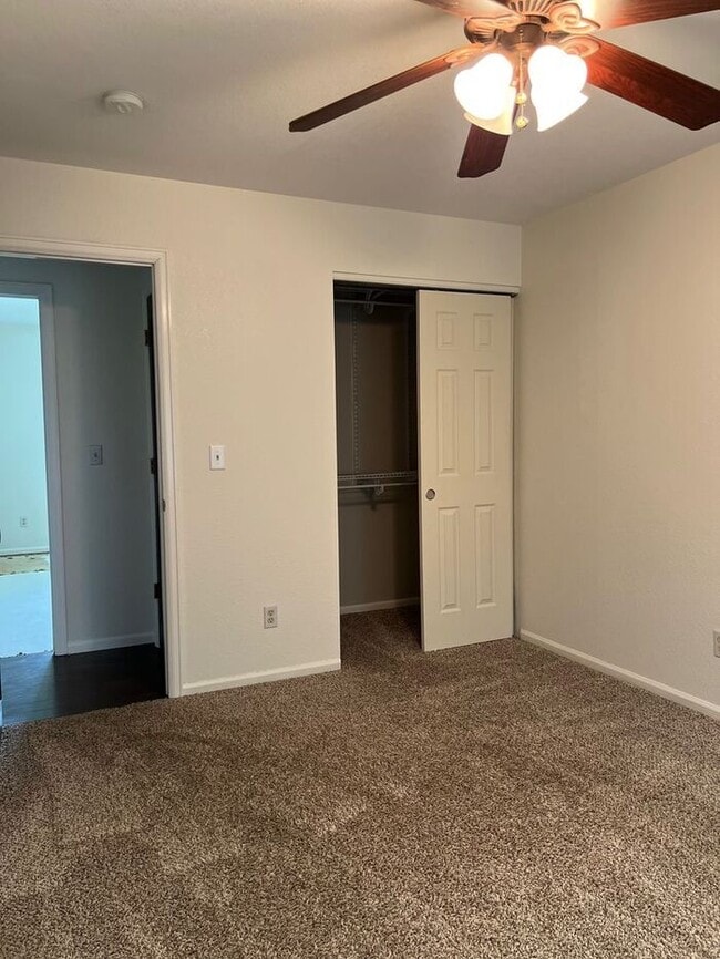 Building Photo - Beautiful 3 bedroom, 2 bath Home with 2 ca...