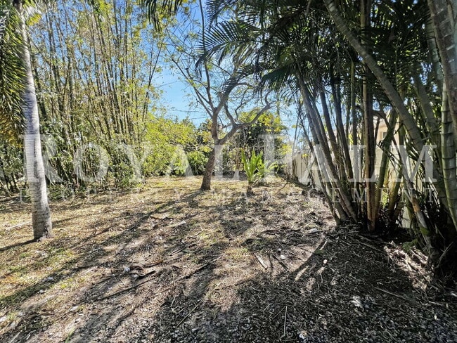 Building Photo - 1918 Grace Ave