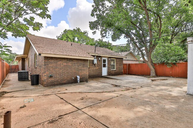 Building Photo - 2513 26th St