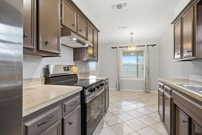 Building Photo - Charming 3 Bedroom Home near Schools and Rec Center