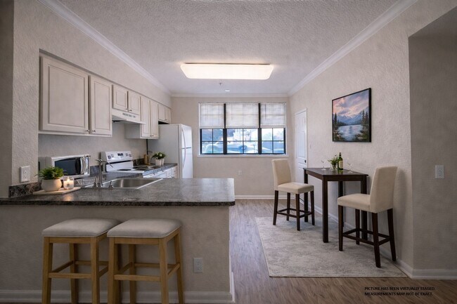 Building Photo - 1x1 Bright & spacious, convenient 1st floor unit. New flooring throughout, new washer/dryer & stove!