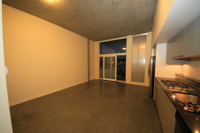 Building Photo - Location! 1Bed, 1 Bath unit in the heart o...