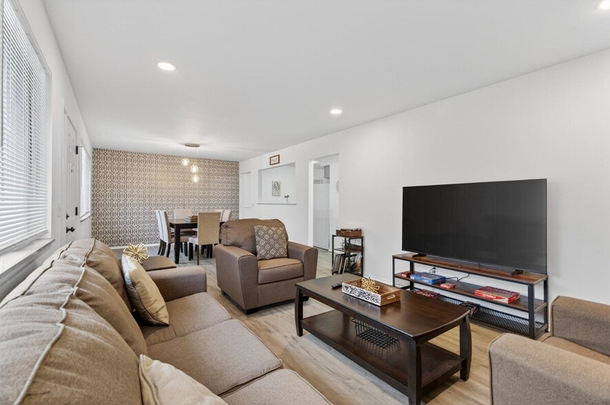 Building Photo - 1553 Cove Ln