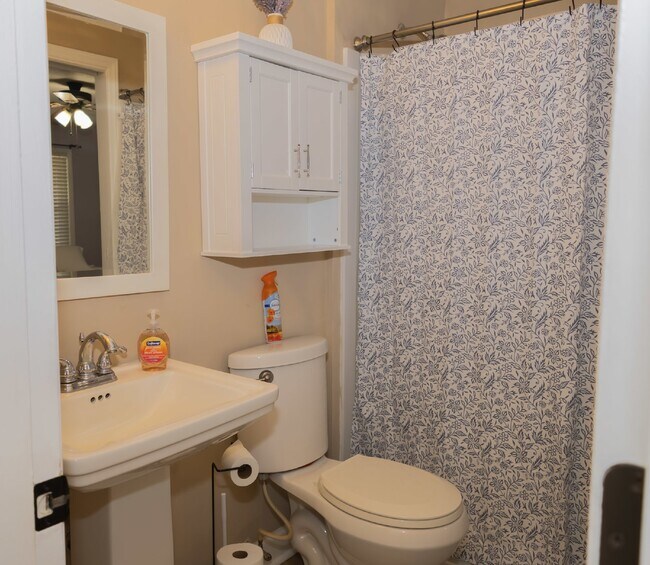 Building Photo - Spacious Stay for Crews | 4BR + Parking + ...