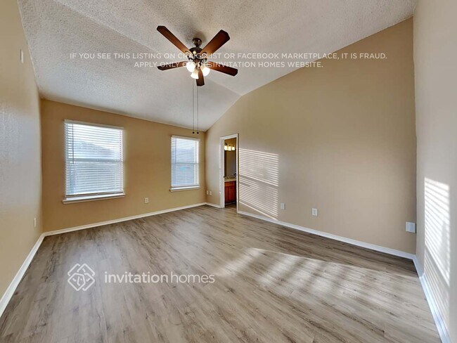 Building Photo - 10648 Shadywood Dr