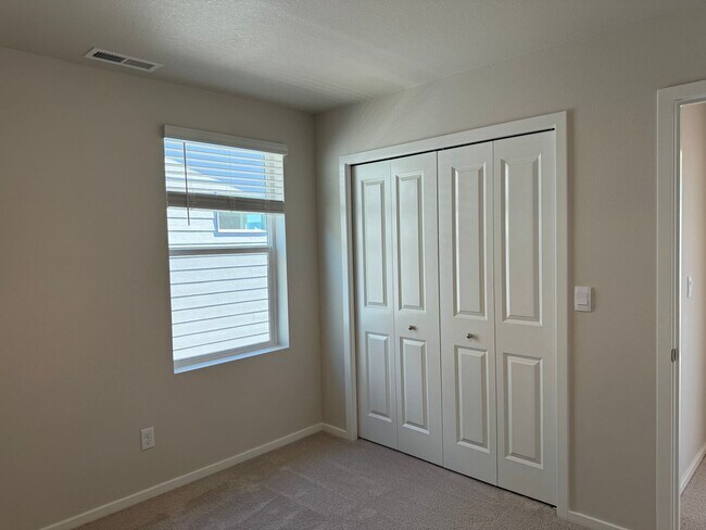 Building Photo - 4 bedroom 2.5 bathroom in Marcola Meadows!