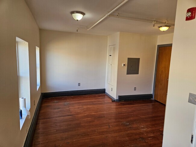 Building Photo - 9-11 Liberty St