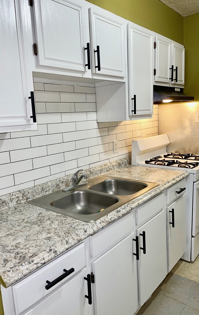 tile backsplash - 114 Poppy St