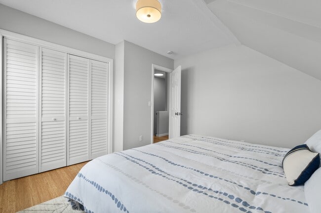 Building Photo - 62 Cosey Beach Ave