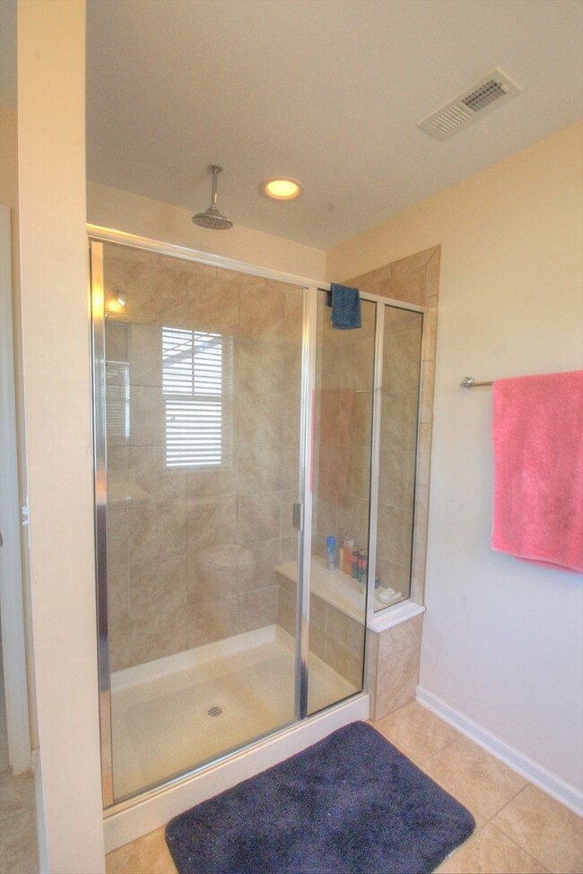 Building Photo - Beautiful 3 Bedroom/ 2.5 Bath Townhome in ...