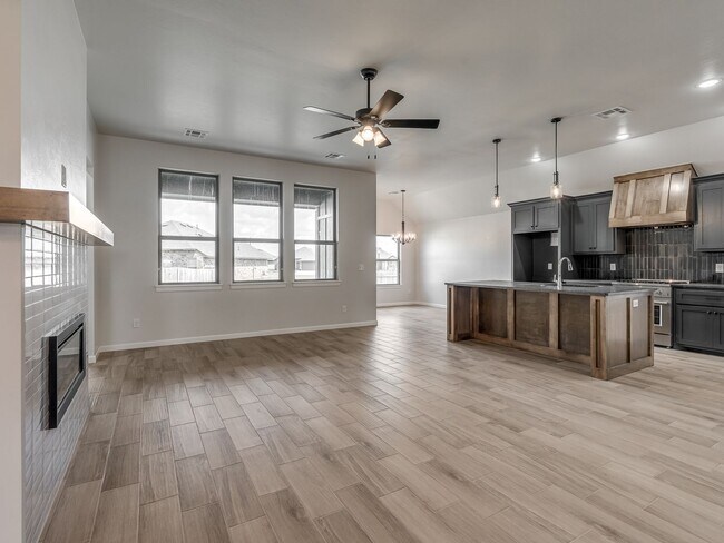 Building Photo - New Home In Yukon!