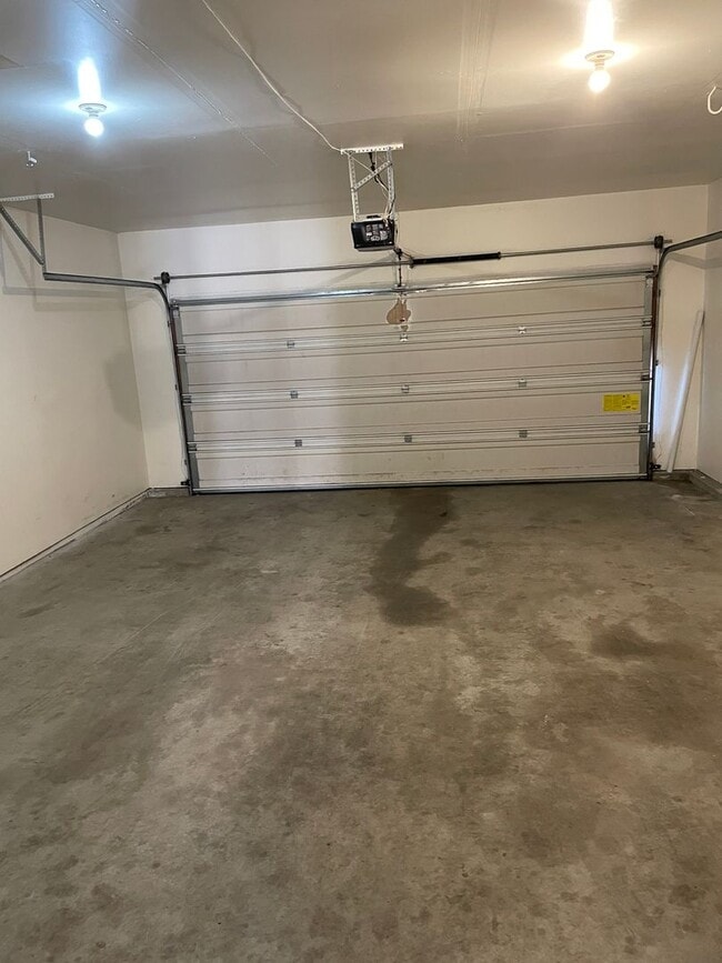Building Photo - Pet Friendly Townhome in South Kalispell!