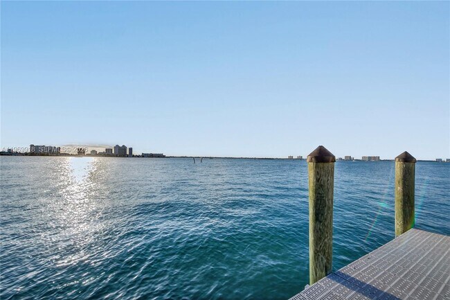 Building Photo - 1101 S Shore Dr