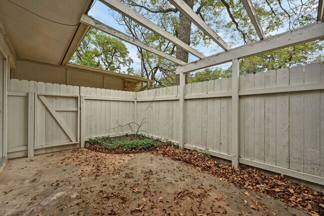 Building Photo - 2210 Quarry Rd