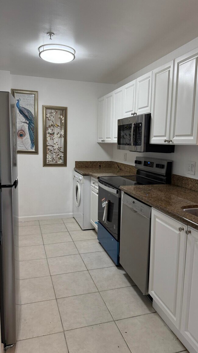 Building Photo - 2080 Greenview Shores Blvd