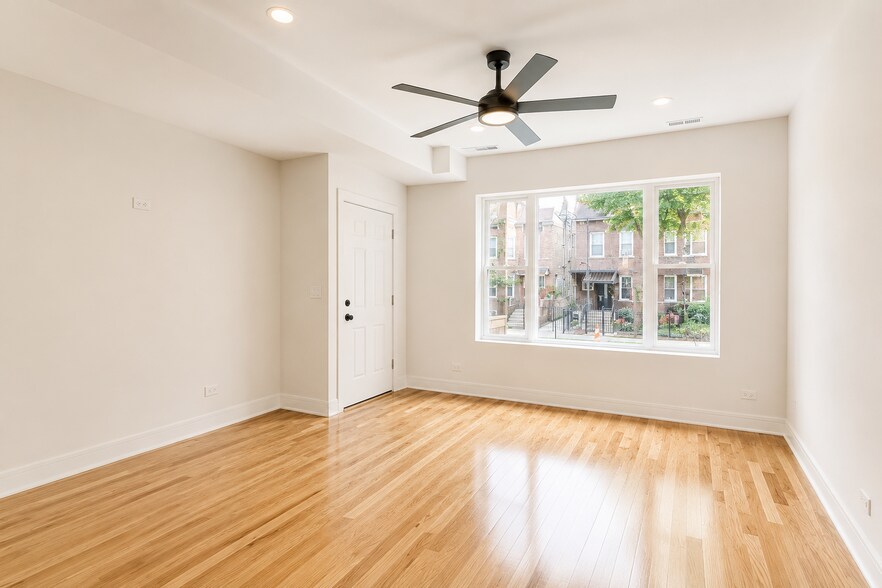 Building Photo - 3136 N Ridgeway Ave