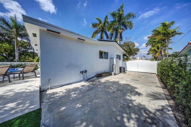Building Photo - 2020 Alamanda Dr