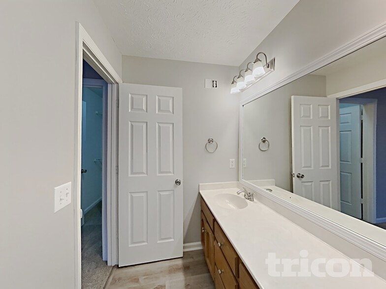 Building Photo - 901 Highland Dr